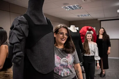 Resultado de prática em disciplinas que impulsionam técnica e criatividade no trabalho com tecidos de lã, looks serão avaliados nesta sexta-feira, 6 de dezembro, no Campus 8O concurso UCS/Cootegal Design de Moda, nesta sexta-feira, 6 de dezembro, às 18h30, terá a apresentação de 17 projetos de alunos que expressam suas identidades criadoras através da técnica moulage em tecidos de lã. A 23ª edição da iniciativa será também a última ambientada no Campus 8 (no próximo semestre as atividades acadêmicas da Área do Conhecimento de Artes e Arquitetura serão transferidas para o Campus-Sede da UCS).Legenda da foto: Thaynê Bárbara de Momi com seu trabalho premiado.<!-- NICAID(15927439) -->