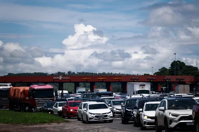 SANTO ANTÔNIO DA PATRULHA, RS, BRASIL, 30-12-2025: Movimento intenso no pedágio de Santo Antônio da Patrulha, na freeway. Uma ambulância parara na pista aumenta a lentidão dos veículos no sentido POA/Litoral. (Foto: André Ávila/Agência RBS)Indexador: Andre Avila<!-- NICAID(16195466) -->