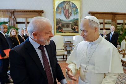 Presidente da RepÃºblica, Luiz InÃ¡cio Lula da Silva, durante audiÃªncia com Sua Santidade o Papa LeÃ£o XIV. Biblioteca do PalÃ¡cio ApostÃ³lico, Vaticano.Foto: Ricardo Stuckert / PR<!-- NICAID(16144636) -->