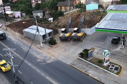 O terreno fica próximo ao cruzamento com a Rua Sarmento Leite e abrigaria a Pipa Sorveteria, que precisou ser demolida para a intervenção quando estava prestes a ser inaugurada. Uma loja do comercial do posto de combustíveis, que fica ao lado, também precisou ser derrubada, bem como duas famílias que moravam nas proximidades precisaram ser removidas por risco de deslizamentos.<!-- NICAID(15319734) -->