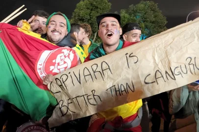 Gaúchos torcedores da Dupla Gre-Nal fazem a festa em Adelaide, no primeiro jogo da Seleção Brasileira na Copa do Mundo Feminina, nesta segunda-feira (24)<!-- NICAID(15490723) -->