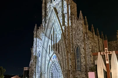Imagem do papa Francisco é projetada na Catedral de Pedra de Canela<!-- NICAID(16022341) -->