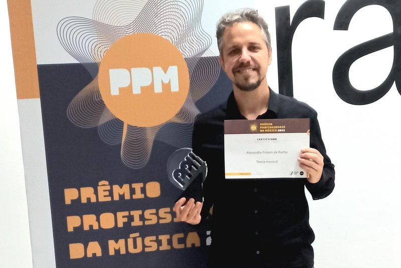 o músico e professor dos cursos de Licenciatura em Música e Produção Audiovisual da UCS, Alexandre Fritzen da Rocha, venceu a categoria "Professor Universitário de Teoria Musical", do Prêmio Profissionais da Música 2023.<!-- NICAID(15450205) -->