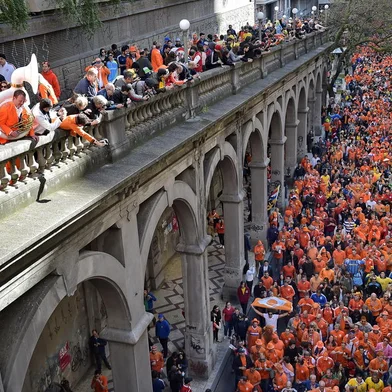 PORTO ALEGRE, RS, BRASIL, 18-06-2014: Torcedores holandeses fazem concentração da Orange Square no Largo Glênio Peres, e saem em caminhada em direção ao Estádio Beira Rio para a partida entre Holanda e Austrália, válida pela Copa do Mundo FIFA (FOTO FÉLIX ZUCCO/AGÊNCIA RBS, Editoria de Copa do Mundo).<!-- NICAID(10591744) -->