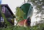 Navio de 135 metros encalha em jardim de casa na Noruega