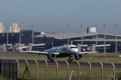 Porto Alegre, RS, Brasil - Primeiro pouso de avião comercial após a reabertura do aeroporto salgado filho.Indexador: jeff botega<!-- NICAID(15895281) -->