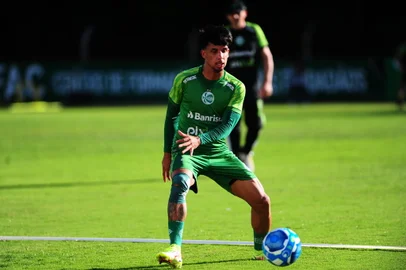 CAXIAS DO SUL, RS, BRASIL, 10/04/2023. Treino do Juventude no Centro de Formação de Atletas e Cidadãos (Cfac). O Ju se prepara para a estreia na Série B do Campeonato Brasileiro 2023. Na foto, meia atacante Vitinho. (Porthus Junior/Agência RBS)<!-- NICAID(15399149) -->