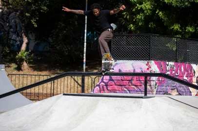 PORTO ALEGRE, RS, BRASIL, 06.04.2024: Pista de skate restaurada no bairro IAPI. Na ocasião, aconteceu no local um campeonato de best trick, com as melhores manobras do skate street. Foto: Camila Hermes/Agencia RBS<!-- NICAID(15727675) -->