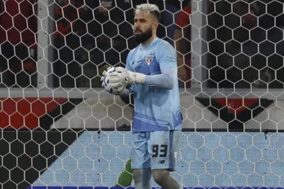 Goleiro Jandrei, do São Paulo, na mira do Juventude para a sequência do Brasileirão 2025.<!-- NICAID(16096842) -->