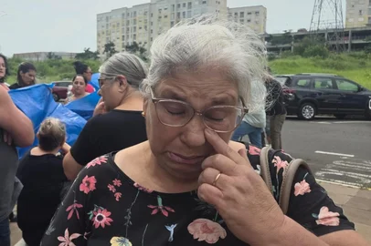CACHOEIRINHA, RS, BRASIL - 30/03/2026 - ato em frente ao Fórum de Cachoeirinha, nesta segunda-feira (30), reuniu cerca de 20 pessoas que cobraram pela agilidade na investigação do caso da família Aguiar. Na imagem, Onilda Aguiar, 70 anos, irmã de Isail e tia de Silvana (Foto: Pâmela Rubin Matge/Agencia RBS)<!-- NICAID(16255224) -->