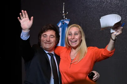 Argentine presidential candidate for the La Libertad Avanza alliance Javier Milei (L) celebrates with his sister Karina Milei after winning the presidential election runoff at his party headquarters in Buenos Aires on November 19, 2023. Libertarian outsider Javier Milei pulled off a massive upset Sunday with a resounding win in Argentina's presidential election, a stinging rebuke of the traditional parties that have overseen decades of economic decline. (Photo by Luis ROBAYO / AFP)Editoria: POLLocal: Buenos AiresIndexador: LUIS ROBAYOSecao: political candidatesFonte: AFPFotógrafo: STF<!-- NICAID(15602369) -->