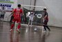 Torcedor move goleira para tentar evitar gol da Uruguaianense no Gauchão de Futsal; veja vídeo