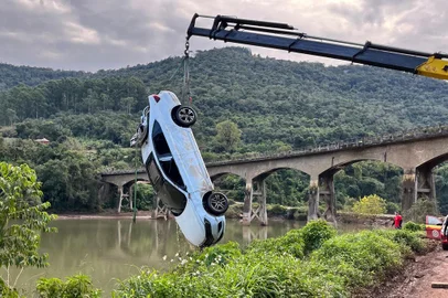 Carro roubado na Argentina é encontrado no Rio da Prata, entre Vila Flores e Antônio Prado<!-- NICAID(15781455) -->