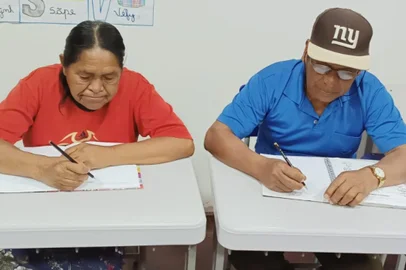 Casal de idosos aprende a ler e escrever em escola da reserva indígena em Iraí<!-- NICAID(15808455) -->