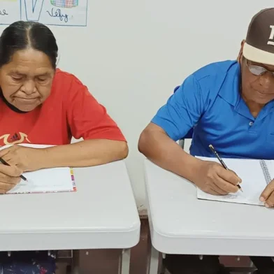 Casal de idosos aprende a ler e escrever em escola da reserva indígena em Iraí<!-- NICAID(15808455) -->