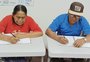 Casal de idosos aprende a ler e escrever em escola indígena em Iraí