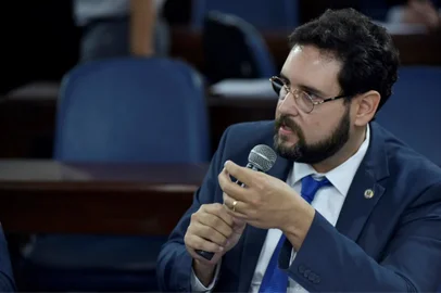 Por 10 votos favoráveis e nenhum contrário, a Comissão de Constituição e Justiça (CCJ) da Assembleia Legislativa aprovou, nesta terça-feira (22), o relatório do deputado Elton Weber (PSB) que recomenda a cassação do mandato de Ruy Irigaray (PSL). Agora, o documento será encaminhado para a Mesa Diretora da Casa, que deve pautar a votação em plenário para logo depois do Carnaval.
