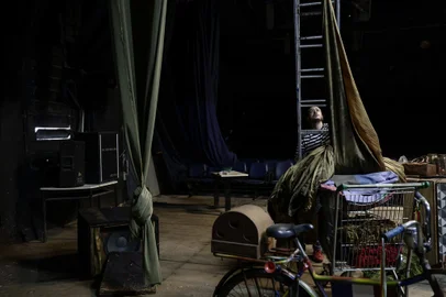 Porto Alegre, RS, Brasil, 21-06-2024: O diretor e ator Vinicius Mello confere a situação de materiais no palco do Teatro do Museu do Trabalho - Cia. Ronald Radde, no Centro Histórico de Porto Alegre, que ficou alagado por semanas na enchente histórica de maio. O palco ficou submerso, figurinos e muitos outros objetos de cena foram danificados ou perdidos devido à cheia. Foto: Mateus Bruxel / Agência RBS<!-- NICAID(15794626) -->