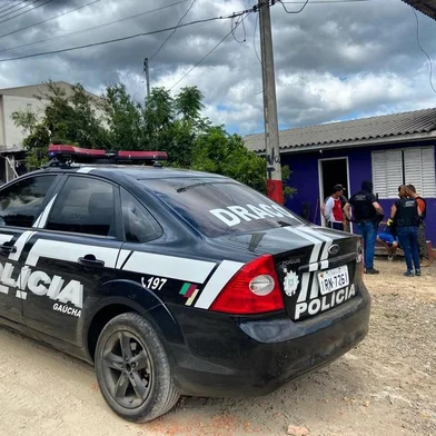 Quatro homens foram presos de forma preventiva pela Polícia Civil, em Caxias do Sul, na manhã desta terça-feira (9). Eles são suspeitos de integrar um grupo de criminosos que negociava diversos produtos a partir do anúncio das vítimas em sites de vendas. <!-- NICAID(14710386) -->