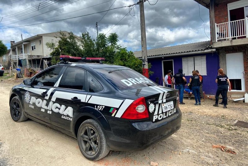 Quatro homens foram presos de forma preventiva pela Polícia Civil, em Caxias do Sul, na manhã desta terça-feira (9). Eles são suspeitos de integrar um grupo de criminosos que negociava diversos produtos a partir do anúncio das vítimas em sites de vendas. <!-- NICAID(14710386) -->