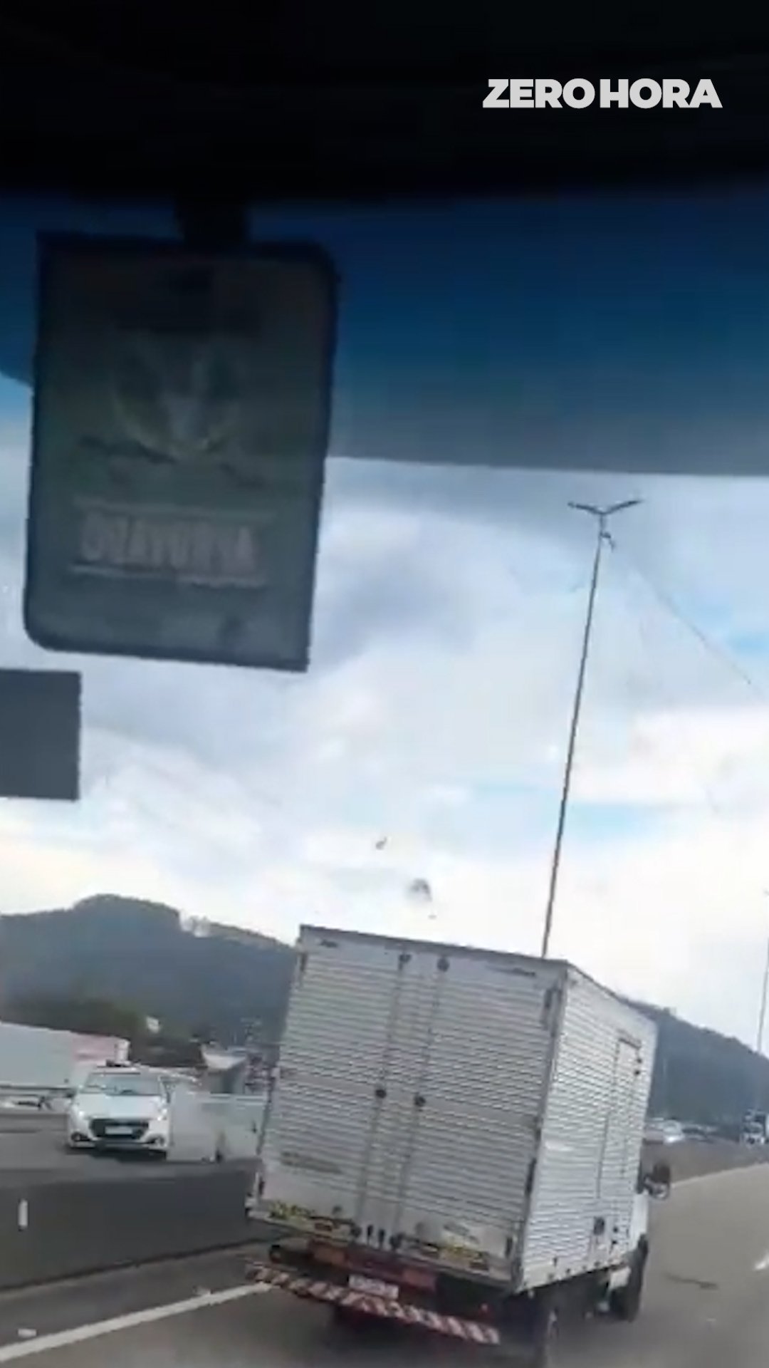 Carro na contram&atilde;o da BR-101 colide contra dois ve&iacute;culos e deixa um morto em SC; veja v&iacute;deo