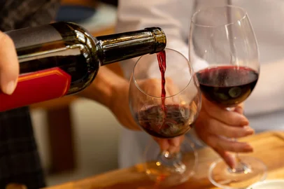 Casal bebendo vinho juntos.<!-- NICAID(16076349) -->