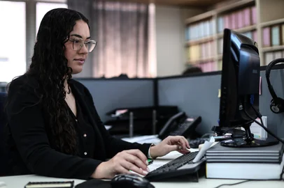 PORTO ALEGRE, RS, BRASIL, 30-07-2024: Como começar a investir? Ingrid Mallmann trabalha em um escritório de contabilidade e recentmente começou a invesir em diferentes fontes. Foto: Jonathan Heckler/Agência RBS<!-- NICAID(16090844) -->
