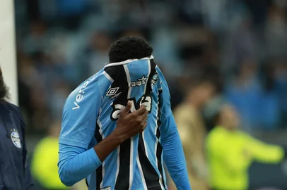 PORTO ALEGRE, RS, BRASIL, 23-08-2025: Grêmio X Ceará. Em noite fria e com chuva, torcida começa a comparecer para jogo na arena válido pela 21ª rodada do Brasileirão, entre Grêmio e Ceará. Foto: André Ávila/Agência RBS<!-- NICAID(16108558) -->