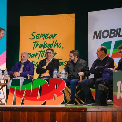 "Mobilizar pessoas em torno de um ideal" é o lema do MDB gaúcho para fortalecer e prospectar as suas candidaturas às eleições de 2024. O start foi dado neste sábado, 1° de julho, durante o lançamento da série Mobiliza 15 – Semear Trabalho, partilhar conquistas, realizado em Santa Maria, com participação das coordenadorias Centro do Estado, Quarta Colônia e Vale do Jaguari. Beto Fantinel (em pé, na foto), dividiu palco no evento com o presidente estadual do MDB, Fábio Branco, o vice-governador Gabriel Souza, o ex-governador José Ivo Sartori, o ex-senador José Fogaça e o presidente da Assembleia, Vilmar Zanchin.