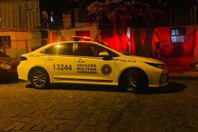 Homem é morto a tiros dentro da própria casa em Caxias do Sul. Crime ocorreu no bairro Kayser.Segundo a Brigada Militar (BM), a vítima era Luiz Cézar Fernandes Teixeira, 54 anos.<!-- NICAID(15347065) -->