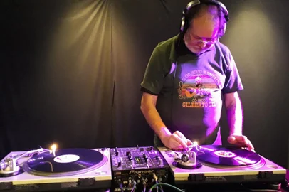 Na pista do Balen Bistrô, que fica bem no centro de Caxias do Sul, vai ter discotecagem com o lendário Rocha Netti. A festa Save the Vinil é neste sábado (6), a partir das 21h.<!-- NICAID(15420899) -->