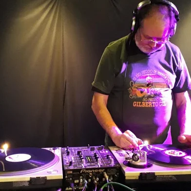 Na pista do Balen Bistrô, que fica bem no centro de Caxias do Sul, vai ter discotecagem com o lendário Rocha Netti. A festa Save the Vinil é neste sábado (6), a partir das 21h.<!-- NICAID(15420899) -->