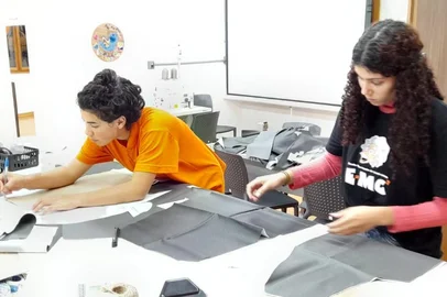 Apresentação une moda e música com trabalho de jovens criadoresNa próxima sexta-feira (20), às 19h, no Vielas Espaço Cultural, junto ao bairro Euzébio Beltrão de Queiróz, o Projeto Amplificador mostra o resultado dos trabalhos de jovens criadores que participaram das atividades formativas durante o ano de 2022.<!-- NICAID(15319762) -->