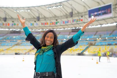 Gloria Maria toda faceira posando no emblemático estádio Maracanã. A jornalista será uma das âncoras da cerimônia de abertura dos Jogos, nesta sexta-feira.<!-- NICAID(12352117) -->