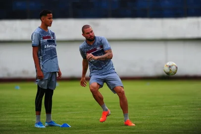 CAXIAS DO SUL, RS, BRASIL, 11/02/2021. Treino do Caxias no estádio Centenário. O Caxias se prepara para a temporada 2021. Na foto, zagueiros Gustavo Martins (E) e Guilherme Mattis. (Porthus Junior/Agência RBS)<!-- NICAID(14712843) -->
