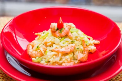 PORTO ALEGRE, RS, BRASIL, 16/11/2016 : Produção das receitas para o Guia do Espumante: Salada de folhas verdes, com mandioquinha e figos - Steak tartare com fritas - Polvo com batatas ao murro - Robalo com espaguete de legumes (cenoura e abobrinha) - Risoto de camarão com alho-poró - Crumble de maçã - Creme brûlee. (Omar Freitas/Agência RBS)Indexador: Omar Freitas<!-- NICAID(12569180) -->