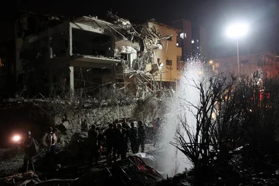 EDITORS NOTE: Graphic content / Israeli troops and first responders gather in an area hit by a missile fired from Iran, in Ramat Gan near Tel Aviv on June 13, 2025. Iran fired a barrage of ballistic missiles at Israel in a counter-strike in the evening on June 13, after an unprecedented onslaught hammered the Islamic republic's top military brass and targeted its nuclear facilities and bases. (Photo by Jack GUEZ / AFP)Editoria: WARLocal: Ramat GanIndexador: JACK GUEZSecao: armed conflictFonte: AFPFotógrafo: STF<!-- NICAID(16059503) -->