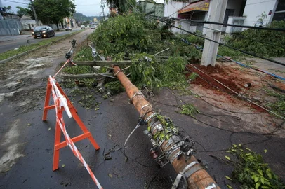 PORTO ALEGRE, RS, BRASIL - 18/01/2024 - Dois dias após as fortes tempestades que atingiram a Capital, alguns locais de Porto Alegre seguem com transtornos. Na imagem, a situação na Rua Oscar Pereira, com a Rua Anchieta, no Bairro Glória. FOTO: RONALDO BERNARDI, AGÊNCIA RBS<!-- NICAID(15653683) -->
