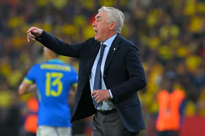 Brazil's Italian head coach Carlo Ancelotti gives instructions to his players during the 2026 FIFA World Cup South American qualifiers football match between Ecuador and Brazil at the Monumental Banco Pichincha stadium in Guayaquil, province of Guayas, Ecuador on June 5, 2025. (Photo by Rodrigo BUENDIA / AFP)Editoria: SPOLocal: GuayaquilIndexador: RODRIGO BUENDIASecao: soccerFonte: AFPFotógrafo: STF<!-- NICAID(16053566) -->