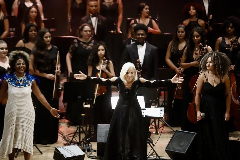 PORTO ALEGRE, RS, BRASIL, 28.04.2022: A Orquestra Villa-Lobos comemora 30 anos de atividades com concerto no Theatro Sao Pedro, na capital. Foto: Camila Hermes/Agencia RBS<!-- NICAID(15081530) -->
