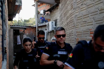 25/08/2022 - PORTO ALEGRE, RS - Operação policial na Vila Cruzeiro. FOTO: Anselmo Cunha / Agência RBS<!-- NICAID(15187137) -->
