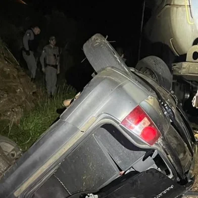 Motorista morre após perder controle e carro cair em trilhos de trem, em Vacaria<!-- NICAID(15543088) -->