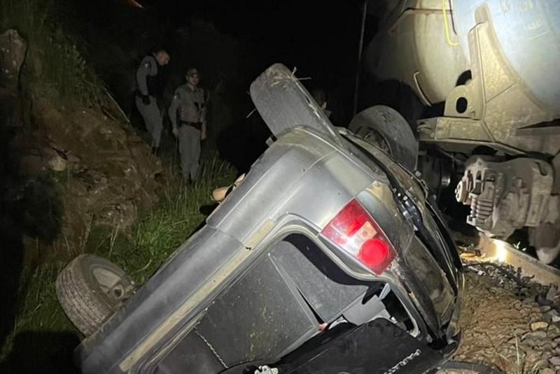 Motorista morre após perder controle e carro cair em trilhos de trem, em Vacaria<!-- NICAID(15543088) -->