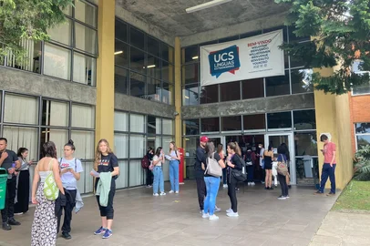 Movimentação era intensa no entorno dos blocos da UCS antes da prova