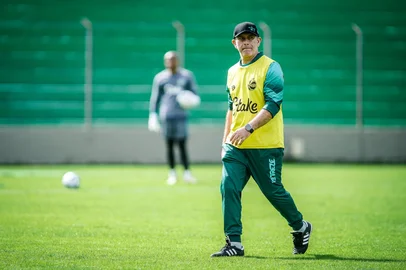 Treino do Juventude no Estádio Alfredo Jaconi, para confronto com o Fluminense. Na foto, o técnico Claudio Tencati.<!-- NICAID(16039167) -->