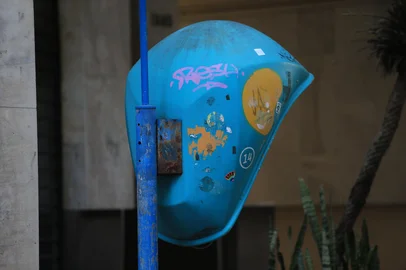PORTO ALEGRE, RS, BRASIL, 06-08-2025: Orelhões vandalizados. Número de orelhões cai para um terço do que se tinha há cinco anos. Na foto, orelhão na rua riachuelo. Foto: Ronaldo Bernardi/Agência RBS<!-- NICAID(16095346) -->