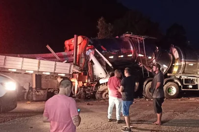 Um acidente na RS-446, em Carlos Barbosa, deixou pelo menos uma pessoa morta na noite desta quinta-feira<!-- NICAID(15377592) -->