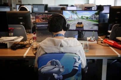 Porto Alegre, RS, Brasil, 10-11-2022: Profissionais durante o trabalho no Aquiris Games Studio, no Tecnopuc. Empresa desenvolve o jogo Horizon Chase 2. Matéria sobre crescimento no mercado de desenvolvimento de games no Rio Grande do Sul. Foto: Mateus Bruxel/Agência RBSIndexador: Mateus Bruxel<!-- NICAID(15261360) -->