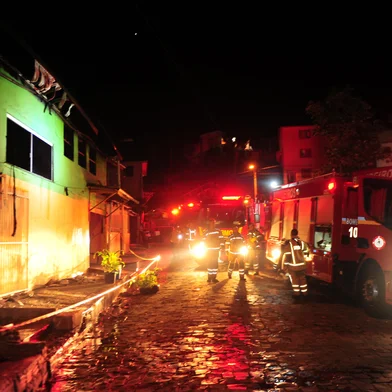 CAXIAS DO SUL, RS, BRASIL, 09/11/2021. Incêndio atinge residência na Rua da Felicidade no bairro Villa Lobos. Não houve feridos. (Porthus Junior/Agência RBS)<!-- NICAID(14936758) -->