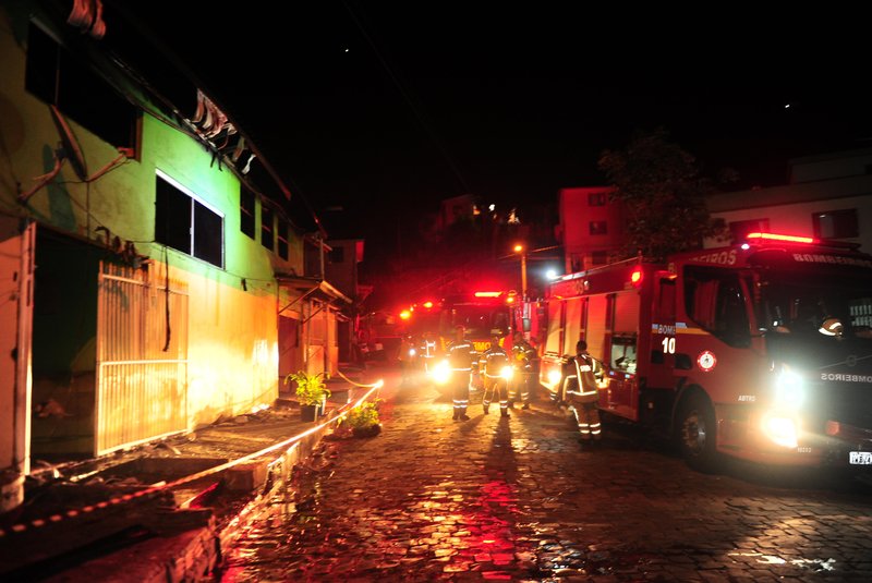 CAXIAS DO SUL, RS, BRASIL, 09/11/2021. Incêndio atinge residência na Rua da Felicidade no bairro Villa Lobos. Não houve feridos. (Porthus Junior/Agência RBS)<!-- NICAID(14936758) -->